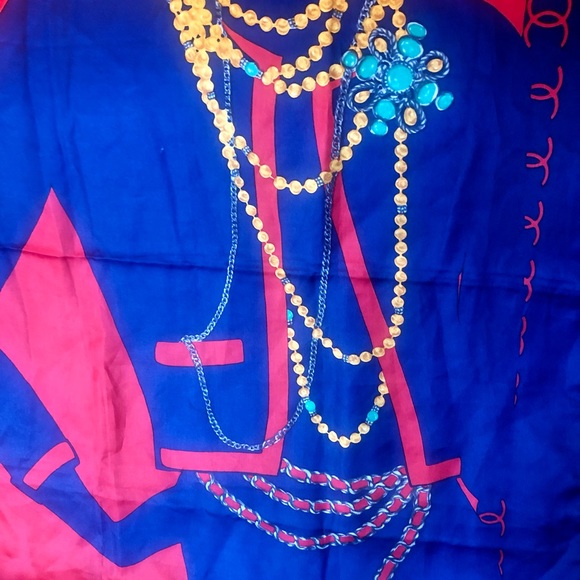 😍 Vintage Chanel Silk Scarfed with Vibrant colors on classic Lady COCO 💙❤️💛 - Picture 4 of 9